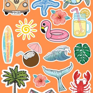 Könnte beinhalten: Eine Sammlung farbenfroher Aufkleber zum Thema Sommer auf orangefarbenem Hintergrund. Die Aufkleber zeigen einen Vintage-Van mit Surfbrett, einen Seestern, eine Schildkröte, einen Flamingo-Schwimmer, ein Surfbrett, ein Kokosnussgetränk, eine Welle und einen Hummer.