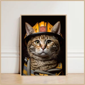 Peut inclure: Un chat tigré portant un casque de pompier jaune avec un logo rouge du service d'incendie. Le chat porte un uniforme de pompier jaune et gris avec un tuyau autour du cou.