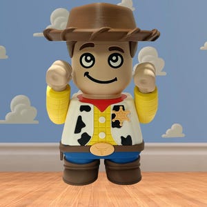 Pu&ograve; includere: Statuetta di un personaggio dei cartoni animati di un cowboy, con cappello marrone, gilet bianco con macchie nere di mucca, camicia gialla, pantaloni blu e stivali marroni. Il personaggio ha un distintivo da sceriffo e una fibbia della cintura. Lo sfondo &egrave; un cielo blu con nuvole bianche.