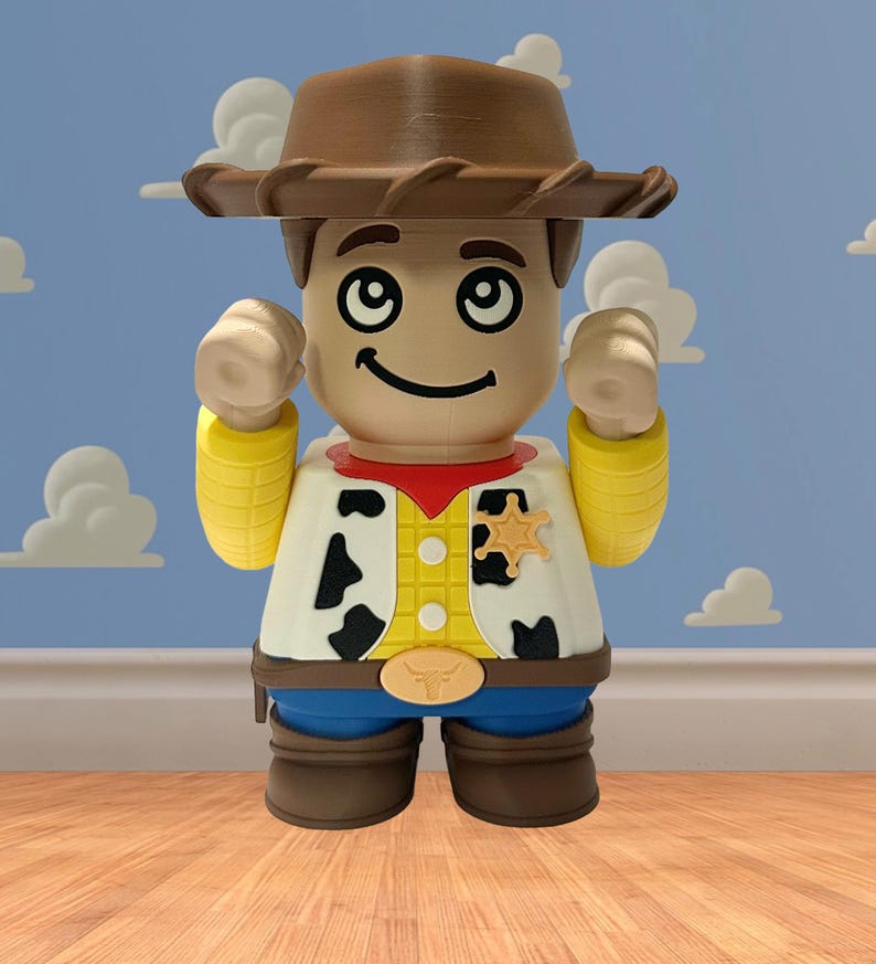 Pu&ograve; includere: Statuetta di un personaggio dei cartoni animati di un cowboy, con cappello marrone, gilet bianco con macchie nere di mucca, camicia gialla, pantaloni blu e stivali marroni. Il personaggio ha un distintivo da sceriffo e una fibbia della cintura. Lo sfondo &egrave; un cielo blu con nuvole bianche.