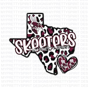 Puede incluir: Un contorno blanco del estado de Texas con un patrón de leopardo negro y marrón. La palabra "SKOOTORS" está escrita en blanco con un contorno marrón. Las palabras "MY PRETTY SPIRIT" están escritas en blanco debajo de la palabra "SKOOTORS". Un corazón marrón con un patrón de leopardo negro y marrón se encuentra en la esquina inferior derecha de la imagen. El corazón tiene un contorno blanco y una pequeña abeja blanca con alas marrones en su interior.