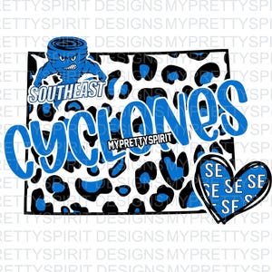 Könnte beinhalten: Digitales Grafikdesign mit dem Text "CYLCONES" in Blau mit schwarzer Umrandung auf einem Leopardenmuster-Hintergrund. Das Design beinhaltet ein blaues Tornado-Maskottchen und ein Herz mit "SE" darin.