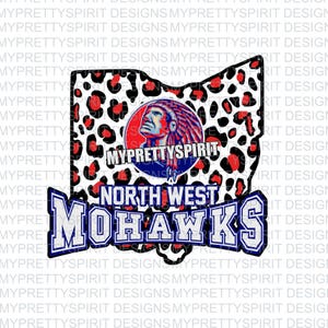 Peut inclure: Un motif léopard blanc, rouge et noir de l'état de l'Ohio avec un cercle bleu et blanc au centre. Le cercle contient une tête d'Amérindien avec une coiffe rouge et bleue et le texte "MYPRETTYSPIRIT". Sous le cercle se trouve le texte "NORTH WEST" en bleu et blanc, et "MOHAWKS" en bleu avec des contours blancs.