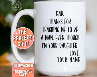 Può includere: Tazza da caffè in ceramica bianca con testo nero che recita "Papà. Grazie per avermi insegnato ad essere un uomo. Anche se sono tua figlia. Amore. Il tuo nome". La tazza è lavabile in lavastoviglie e adatta al microonde.