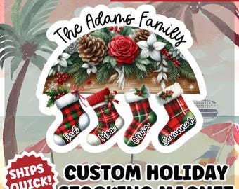 Può includere: Un magnete per calze di Natale con una ghirlanda festosa di bacche rosse, pigne e verde. Il magnete ha quattro calze con i nomi "Papà", "Mamma", "Olivia" e "Savannah" scritti su di esse. Il testo "The Adams Family" è scritto in un carattere decorativo sopra la ghirlanda. Il testo "CUSTOM HOLIDAY STOCKING MAGNET" è scritto sotto la ghirlanda.
