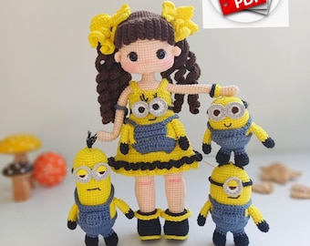 Peut inclure: Une poupée au crochet faite à la main avec des cheveux bruns et des nœuds jaunes, portant une robe jaune avec un bavoir bleu. Trois figurines Minion jaunes et bleues au crochet sont devant la poupée. Le texte "english pattern crochet" est en haut.