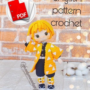 Może przedstawiać: Ręcznie robiona szydełkowa lalka postaci z żółtymi włosami i żółto-białym płaszczem w wzory. Lalka ma na sobie czarny mundur i niebiesko-żółte buty w wzory. Obraz zawiera tekst "english pattern crochet" i ikonę PDF.