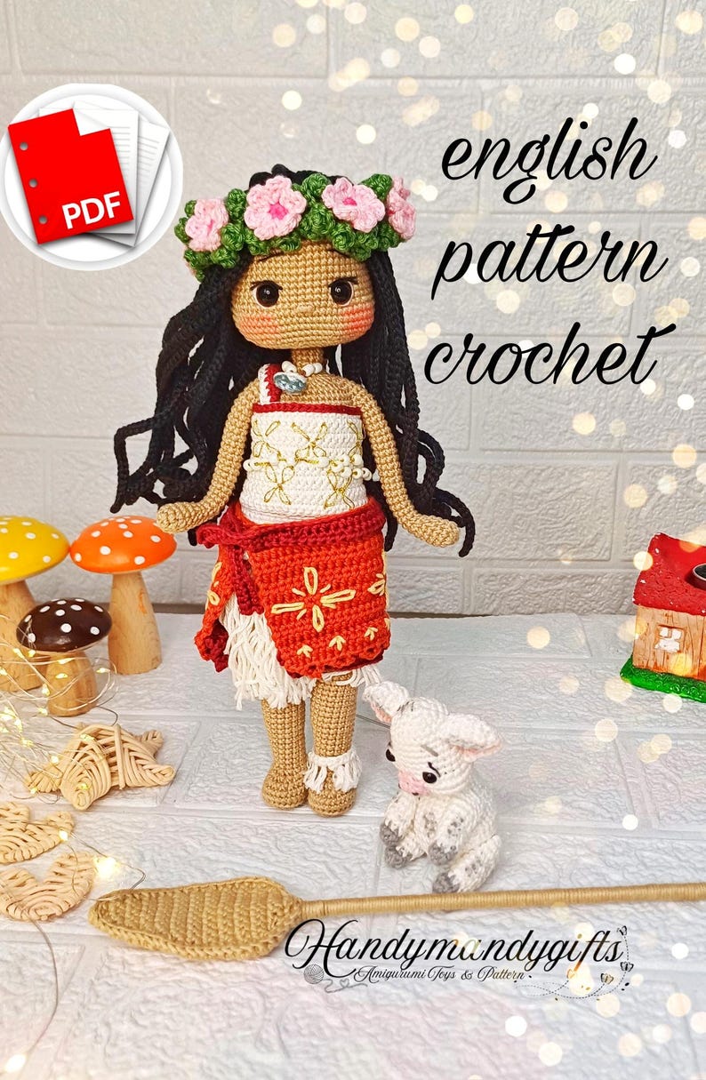 Peut inclure: Patron de crochet pour une poup&eacute;e Moana avec une couronne de fleurs, une jupe rouge et un haut blanc. Le patron est disponible en format PDF. La poup&eacute;e est debout &agrave; c&ocirc;t&eacute; d'un petit cochon crochet&eacute; blanc.