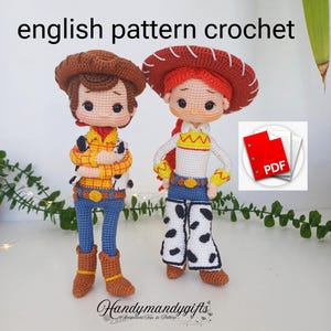 Könnte beinhalten: Zwei Häkelpuppen, eine als Woody in einem gelben karierten Hemd und blauen Jeans, die andere Jessie in einem weißen Hemd, blauen Jeans mit schwarzen Flecken und einem roten Hut. Der Text "english pattern crochet" und ein PDF-Symbol sind enthalten.
