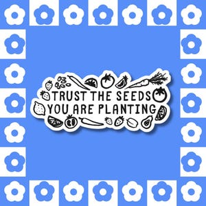 Faites confiance aux graines que vous plantez : autocollant en vinyle | Croissance, Affirmation de la santé mentale, Imperméable, Stickers pour ordinateur portable, Expressions physiques, Remarquable