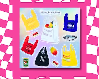 Puede incluir: Una hoja de pegatinas holográficas con coloridas bolsas de plástico con texto en varios idiomas. Las pegatinas incluyen frases como "Lucky", "Swerte" e "Ingat". Otras pegatinas representan alimentos y una lata de sardinas.