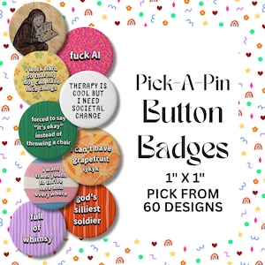 Op de afbeelding: Een verzameling ronde knoopbadges, elk 2,54 cm bij 2,54 cm, met diverse ontwerpen en teksten zoals 'fuck AI', 'therapy is cool but I need societal change', 'full of whimsy' en 'god's silliest soldier' onder andere.