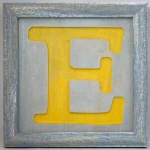 Monograma "E" enmarcado y tallado
