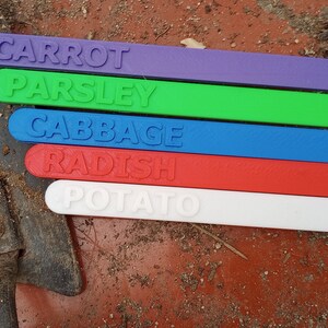 Estacas de marcador de plantas al aire libre con letras elevadas personalizadas