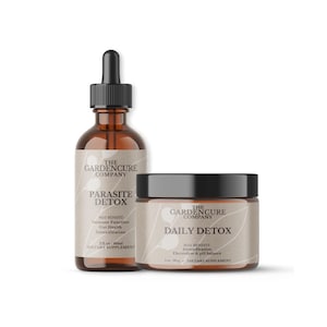 Puede incluir: Dos botellas de vidrio marrón con tapas negras y etiquetas blancas. Una botella dice "PARASITE DETOX" y la otra "DAILY DETOX". Las etiquetas también incluyen el texto "THE GARDENCURE COMPANY" y "DIETARY SUPPLEMENT".