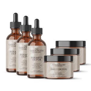 Puede incluir: Una colección de suplementos para la salud de The Gardencure Company. La imagen muestra tres botellas de vidrio ámbar con cuentagotas etiquetadas como "Parasite Detox" y tres frascos etiquetados como "Daily Detox". Las botellas y los frascos tienen tapas negras.