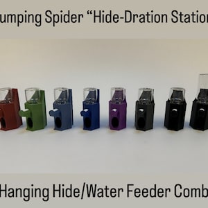 Puede incluir: Ocho comederos de agua colgantes de diferentes colores para arañas saltarinas. Cada comedero tiene un tubo de vidrio transparente y una escondite de plástico. Los comederos están etiquetados como "Jumping Spider "Hide-Dration Station" Hanging Hide/Water Feeder Combo".
