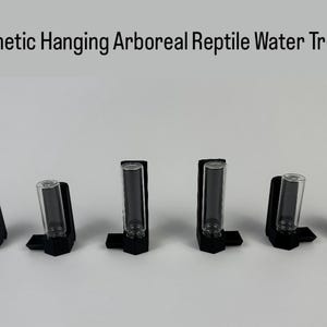 Puede incluir: Seis abrevaderos colgantes magnéticos negros para reptiles arbóreos. Cada abrevadero tiene un tubo de vidrio transparente para el agua.