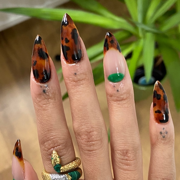 Prensa de diseño de uñas de caparazón de tortuga en las uñas / Uñas de punta francesa / Pegamento personalizado pintado a mano en las uñas / Gel Aprés x puntas en stiletto mediano