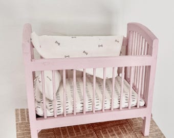 Set di 4 pezzi per culla e biancheria da letto rosa per neonati in miniatura in scala 1:12, mobili per casa delle bambole in scala 1/12, mobili per bambini, letto Maileg Mice.