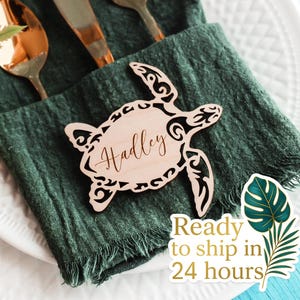Tarjetas de lugar con forma de tortuga personalizadas: mesa de madera tropical personalizada