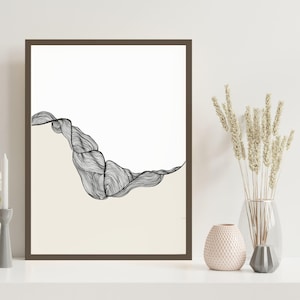 Könnte beinhalten: Ein rechteckiger Wandkunstdruck in einem dunkelbraunen Rahmen mit weißem und cremefarbenem Hintergrund und einem zentralen abstrakten Design aus feinen, fließenden schwarzen Linien, die eine wellenförmige, organische Form bilden.