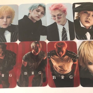 Puede incluir: Una colección de ocho tarjetas fotográficas rectangulares con retratos de personas con diversos colores y estilos de cabello, incluyendo tonos rubios, azules y rosas. Algunas tarjetas muestran el texto BIG, mientras otras muestran ropa formal.