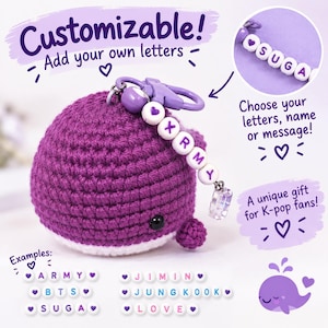 Könnte beinhalten: Ein violetter gehäkelter Wal-Schlüsselanhänger mit anpassbarem Buchstabenperlen-Anhänger. Der Text auf dem Bild enthält Customizable! Add your own letters, Choose your letters, name or message!, A unique gift for K-pop fans!, und Examples: ARMY, BTS, SUGA, JIMIN, JUNGKOOK, LOVE.