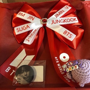 Bâton lumineux ruban rouge BTS + baleine + épingle