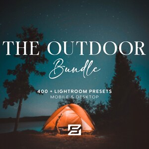 以下が含まれることがあります： 星空の下、オレンジ色のテントが光る夜間の屋外シーン。「THE OUTDOOR Bundle」の文字と「400 + LIGHTROOM PRESETS MOBILE & DESKTOP」が表示されています。画像は暗く、雰囲気のある美しさを持っています。