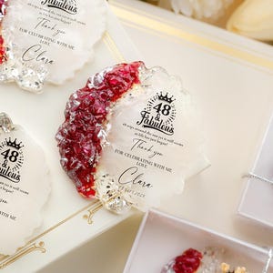 Verjaardagsmagneet voor volwassenen, mijlpaal verjaardagsfeestje cadeau, aangepaste rode epoxy koelkastmagneet voor 40e, 50e, 60e, 70e, 80e, 90e, 100e