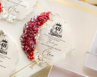 Ímãs de geladeira personalizados em resina epóxi vermelha para aniversários de adultos, lembrancinhas para festas de aniversário marcantes, ideais para 40, 50, 60, 70, 80, 90 e 100 anos.