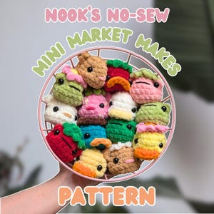 Könnte beinhalten: Ein rosa Drahtkorb gefüllt mit einer Vielzahl von bunten gehäkelten Mini-Marktartikeln. Die Artikel umfassen eine Erdbeere, einen Frosch, eine Ente, einen Pilz und mehr. Der Text "Nook's No-Sew Mini Market Makes Pattern" ist in rosa und grünen Buchstaben auf hellgrünem Hintergrund geschrieben.
