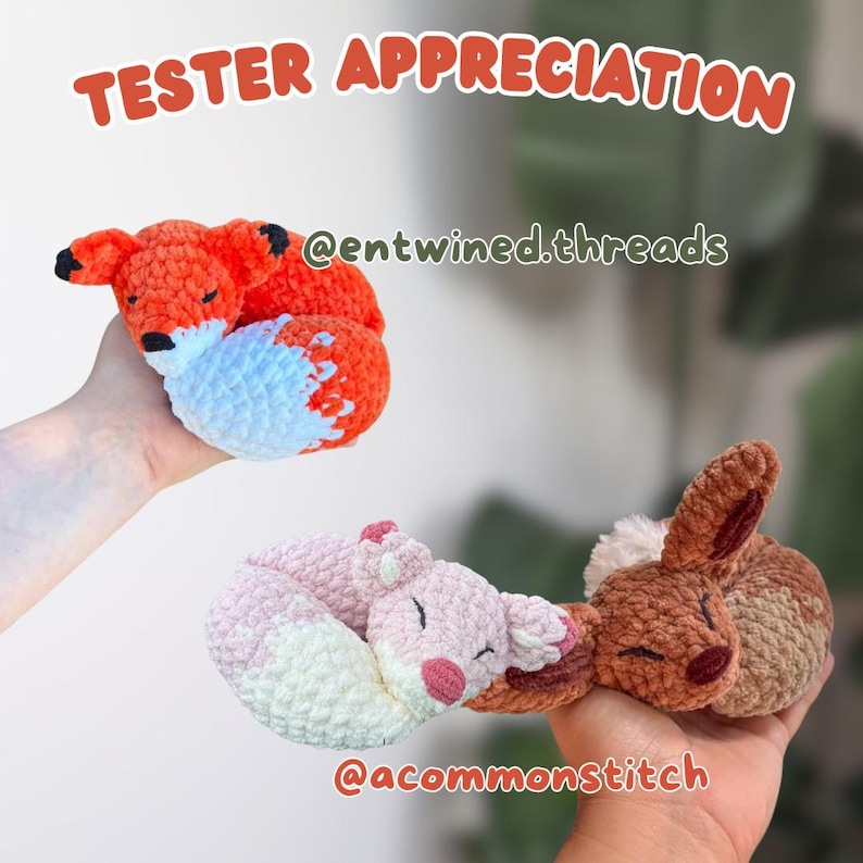 Puede incluir: Juguetes de peluche de zorro, conejo y oso de ganchillo en naranja, marr&oacute;n y rosa. Los juguetes se sostienen en las manos sobre un fondo verde borroso. El texto "TESTER APPRECIATION" est&aacute; en la parte superior, con los identificadores de redes sociales @entwined.threads y @acommonstitch.