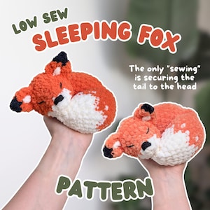 Könnte beinhalten: Zwei gehäkelte Schlaf-Fuchs-Plüschtiere. Die Füchse sind orange und weiß mit schwarzen Akzenten. Der Text auf dem Bild lautet "LOW SEW SLEEPING FOX PATTERN". Das einzige "Nähen" ist die Befestigung des Schwanzes am Kopf.
