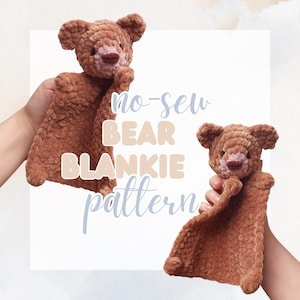 Puede incluir: Dos patrones de manta de oso de crochet marrón con narices rosas. El texto "no-sew bear blankie pattern" está escrito en azul y blanco sobre un fondo blanco.