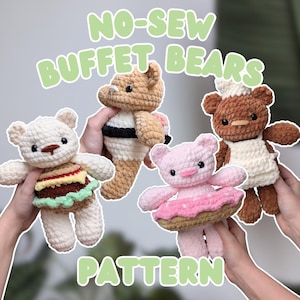 Pode incluir: Quatro bichos de pelúcia de urso de crochê feitos à mão em várias cores e roupas. Um urso é branco com um hambúrguer, outro é bege com uma listra preta e branca, um urso rosa com um donut e um urso marrom com um chapéu de chef. O texto diz "NO-SEW BUFFET BEARS PATTERN."