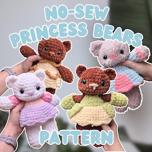 Può includere: Quattro orsetti principessa all'uncinetto fatti a mano in vari colori. Gli orsetti hanno abiti e accenti di colori diversi. L'immagine include il testo "NO-SEW PRINCESS BEARS PATTERN" in un carattere a bolle blu chiaro.