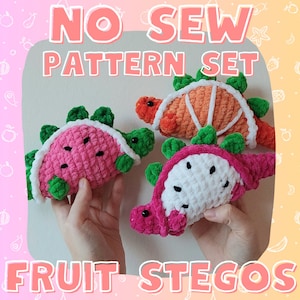 Può includere: Set di modelli senza cucito: Stegos di frutta. Tre giocattoli di peluche all'uncinetto a forma di dinosauri Stegosaurus con motivi di frutta. Un anguria, un frutto del drago e un'arancia.