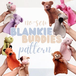 Può includere: Una collezione di modelli di uncinetto per coperte di peluche senza cuciture, con vari disegni di animali, tra cui un unicorno, una volpe, una mucca, una scimmia, un maiale, un dinosauro, un coniglio e un orso. I modelli sono visualizzati su uno sfondo bianco con il testo "no-sew blankie buddies pattern".
