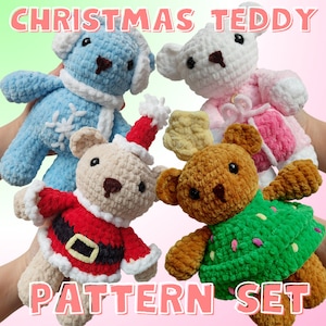 Può includere: Un set di quattro modelli di orsacchiotti all'uncinetto che mostrano un orsacchiotto blu con una sciarpa a fiocco di neve, un orsacchiotto beige con un costume da Babbo Natale, un orsacchiotto rosa con un vestito rosa e un orsacchiotto marrone con un vestito verde a forma di albero di Natale. Il testo "CHRISTMAS TEDDY PATTERN SET" è visualizzato nella parte superiore dell'immagine.