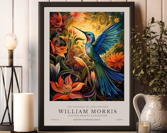 Op de afbeelding: Een poster die reclame maakt voor een tentoonstelling van katoenen prints van William Morris. De poster toont een kleurrijke kolibrie die door een veld met bloemen vliegt. De tekst op de poster luidt: "The Artistry of 19th Century William Morris Cotton Prints Exhibition Textiles History of British Design London."