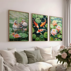 Puede incluir: Tres impresiones enmarcadas que representan una escena serena de estanque. La impresión de la izquierda presenta dos patos nadando en un estanque con nenúfares y flores. La impresión del medio muestra tres peces koi nadando en un estanque con nenúfares. La impresión de la derecha muestra nenúfares rosados ​​floreciendo en un estanque con nenúfares.