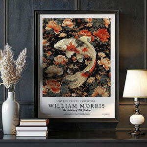 Puede incluir: Un póster vintage con un pez koi colorido nadando a través de un campo de flores rosas y rojas. El póster se titula "COTTON PRINTS EXHIBITION WILLIAM MORRIS The Artistry of 19th Century HISTORY OF BRITISH DESIGN LONDON".