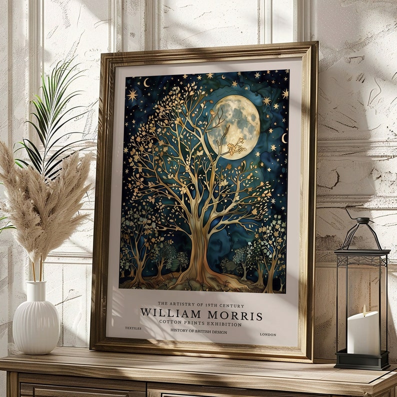 Pu&ograve; includere: Un poster con un albero dorato e una luna piena su uno sfondo blu scuro. Il testo recita "The Artistry of 19th Century William Morris Cotton Prints Exhibition History of British Design".