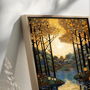 K&ouml;nnte beinhalten: Ein gerahmtes abstraktes Gem&auml;lde, das eine Waldszene mit einem See im Vordergrund zeigt. Die B&auml;ume sind mit Kreisen stilisiert und der See ist tiefblau mit Sonnenreflexen. Das Gem&auml;lde ist in Gold-, Braun- und Blaut&ouml;nen gehalten.