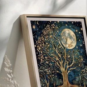 Pu&ograve; includere: Una stampa incorniciata di un albero dorato con una luna piena e stelle su uno sfondo blu scuro.