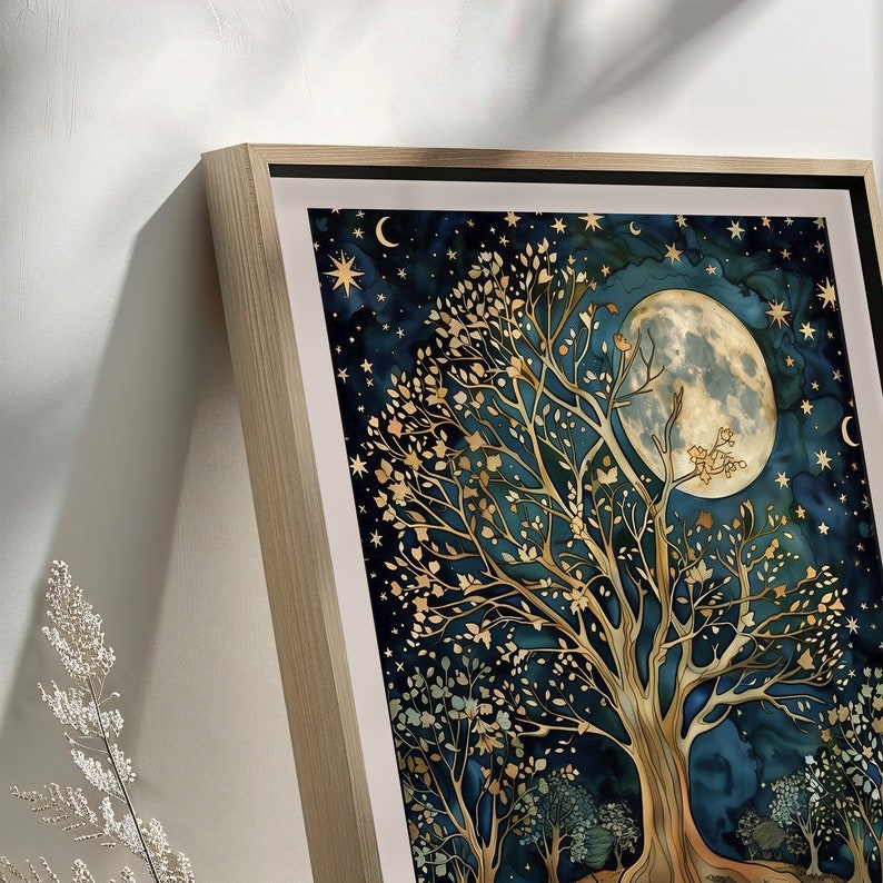 Pu&ograve; includere: Una stampa incorniciata di un albero dorato con una luna piena e stelle su uno sfondo blu scuro.
