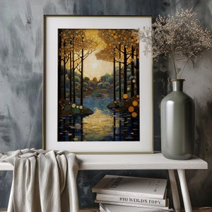K&ouml;nnte beinhalten: Ein gerahmter Druck eines Gem&auml;ldes, das eine Waldszene mit einem Fluss zeigt, der durch ihn flie&szlig;t. Die B&auml;ume sind stilisiert und haben einen goldenen Schimmer, mit einer Sonne, die in der Ferne scheint. Der Fluss ist tiefblau und reflektiert das Licht der Sonne.