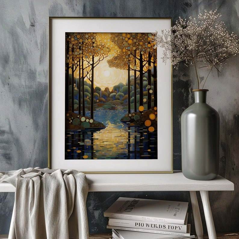 K&ouml;nnte beinhalten: Ein gerahmter Druck eines Gem&auml;ldes, das eine Waldszene mit einem Fluss zeigt, der durch ihn flie&szlig;t. Die B&auml;ume sind stilisiert und haben einen goldenen Schimmer, mit einer Sonne, die in der Ferne scheint. Der Fluss ist tiefblau und reflektiert das Licht der Sonne.